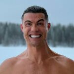 Cristiano Ronaldo feiert Weihnachten mit einem Foto ohne Hemd im Schnee