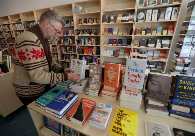 Aus der Asche: Beliebte Buchhandlung in Oakland wird nach verheerendem Brand wiedereröffnet

