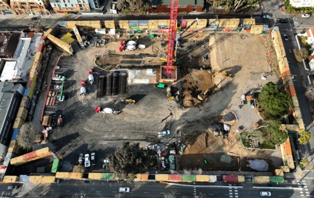 Update: Ein Blick auf den Baufortschritt hinter der Containerwand im People's Park

