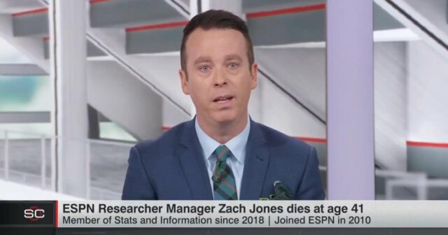 ESPN-Moderator Randy Scott weint, als er den Tod von Zach Jones verkündet

