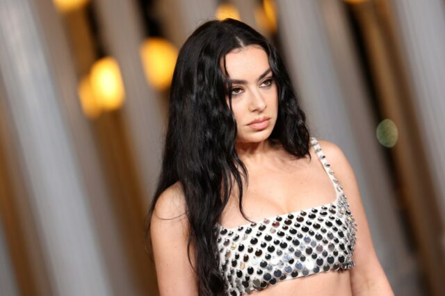 Charli XCX „hat starke Schmerzen“ aufgrund einer Nervenschädigung, die er sich auf der Tour zugezogen hat

