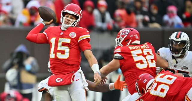 Patrick Mahomes humpelt wegen einer Knöchelverletzung vom Spiel Chiefs vs. Browns weg

