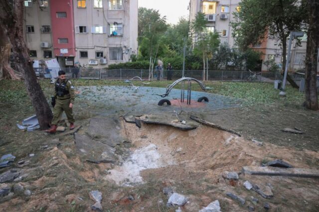 Eine Rakete aus dem Jemen trifft Tel Aviv, 16 werden verletzt, und Palästinenser trauern um ein Dutzend Kinder in Gaza

