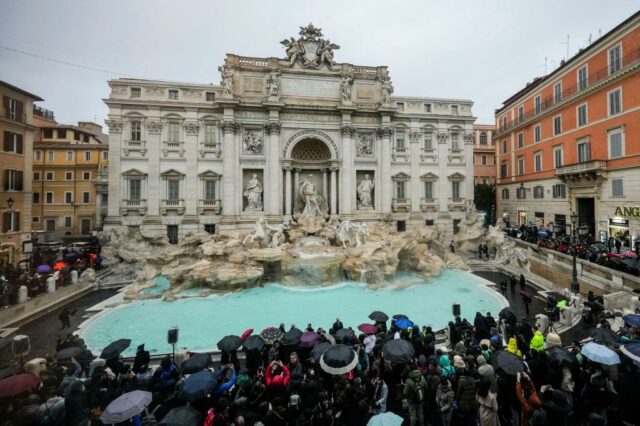 Roms berühmter Trevi-Brunnen wird nach Renovierungsarbeiten pünktlich zum Heiligen Jahr wiedereröffnet

