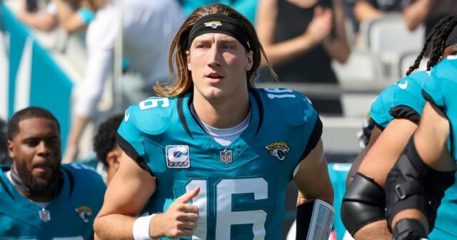 Der brutale Helm von Jaguars-Quarterback Trevor Lawrence löste einen heftigen Kampf auf dem Spielfeld aus

