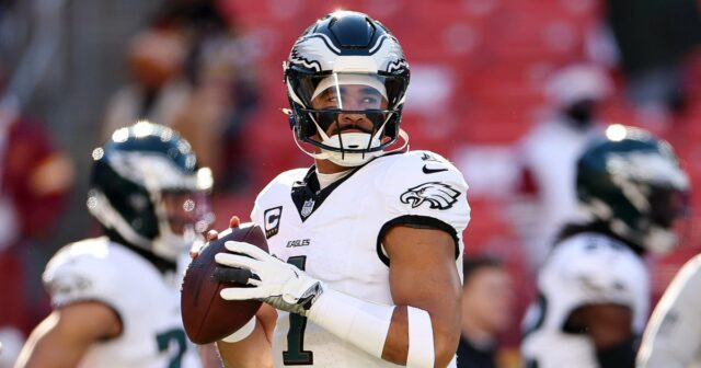 Jalen Hurts erleidet im Spiel Eagles vs. Commanders eine Gehirnerschütterung, ausgeschlossen

