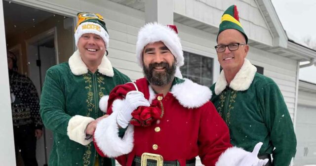 Jason Kelce verkleidet sich als Weihnachtsmann und bringt Weihnachtsstimmung auf ESPN

