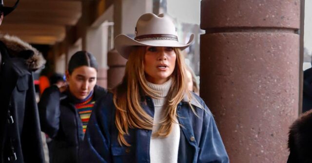 Jennifer Lopez verkörpert die Cowgirl-Kernästhetik in einem kunstvollen Hut in Aspen

