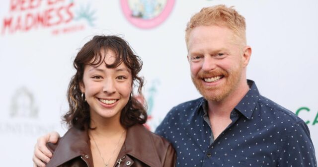 Jesse Tyler Ferguson scherzt, dass seine „Modern Family“-Tochter ihn an „Voicemail“ schickt

