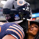 Simone Biles und Jonathan Owens geben sich vor dem Spiel der Bears einen süßen Kuss auf die Wange