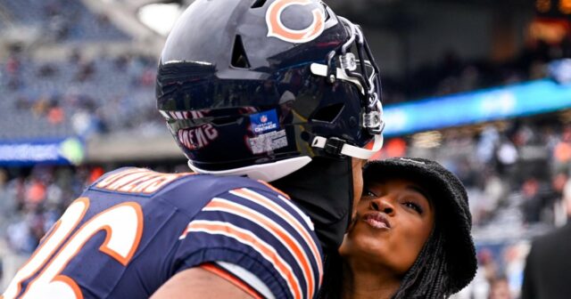 Simone Biles und Jonathan Owens geben sich vor dem Spiel der Bears einen süßen Kuss auf die Wange

