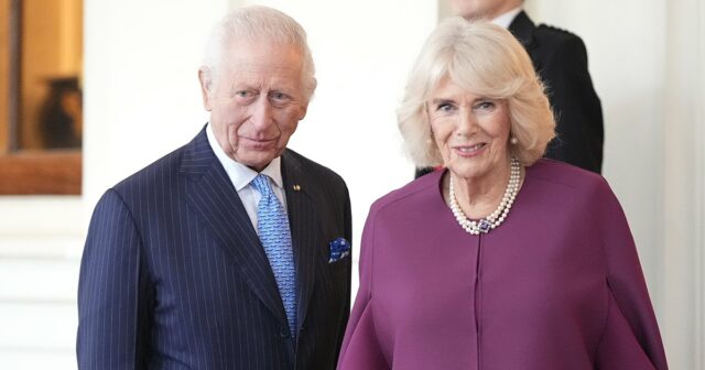 König Charles und Königin Camilla lächeln angesichts gesundheitlicher Probleme

