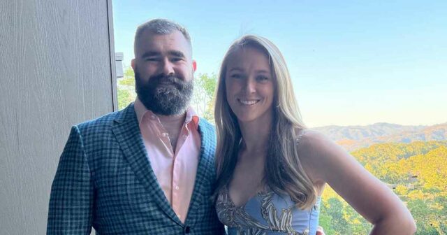 Kylie Kelce engagiert einen Babysitter, auch wenn Jason Kelce zu Hause sein muss

