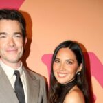 John Mulaney küsst seiner Frau Olivia Munn liebevoll die Hand auf dem roten Teppich der Gala