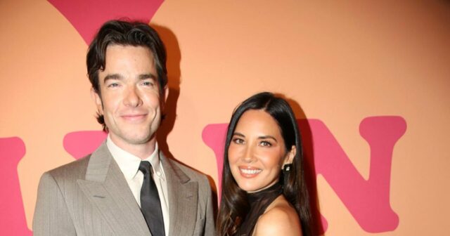 John Mulaney küsst seiner Frau Olivia Munn liebevoll die Hand auf dem roten Teppich der Gala

