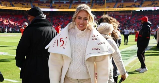 Der Game-Day-Mantel der schwangeren Brittany Mahomes ist eine entzückende Hommage an ihre drei Kinder

