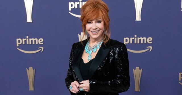 Der Paillettenpullover von Reba McEntire aus „The Voice“ ist bei Nordstrom erhältlich

