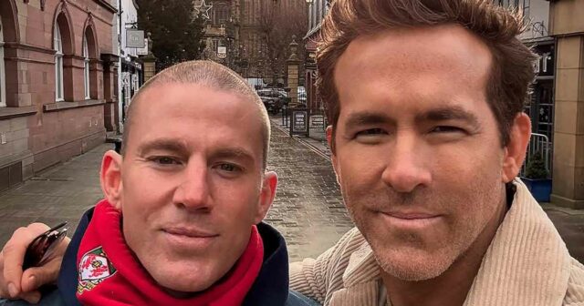 Ryan Reynolds bringt Channing Tatum zum AFC-Spiel in Wrexham

