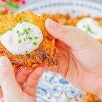 Chanukka-Rezept: Klassische Latkes mit süßen oder herzhaften Beilagen