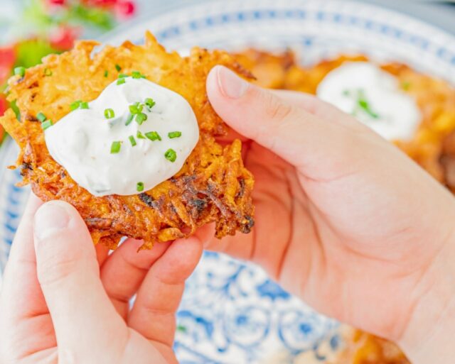 Chanukka-Rezept: Klassische Latkes mit süßen oder herzhaften Beilagen

