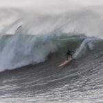 Talentierte, abenteuerlustige Surfer testen ihr Können, während an der Central Coast riesige Wellen explodieren