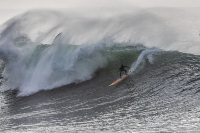 Talentierte, abenteuerlustige Surfer testen ihr Können, während an der Central Coast riesige Wellen explodieren

