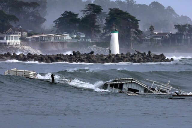 Riesige Wellen stoppen am Samstagmorgen und kehren dann zurück, um die Küste der Bay Area zu zerstören

