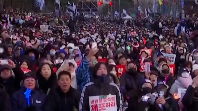 Video: Jubel und Kritik, als das südkoreanische Parlament den Präsidenten anklagt

