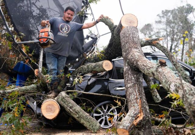 Tornados landen rund um Houston und töten 1

