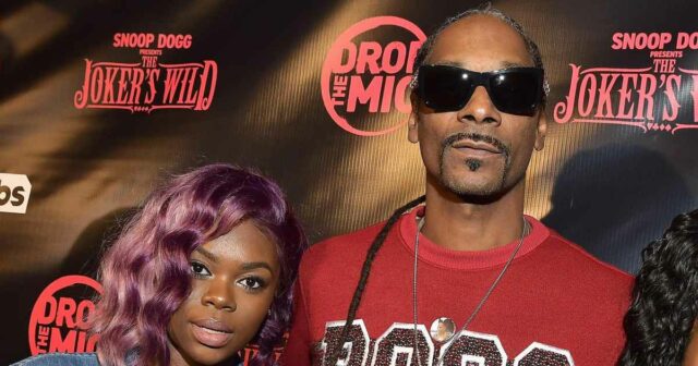 Snoop Doggs Tochter schreit „Ich hasse meinen Körper“, während sie ein Hochzeitskleid kauft

