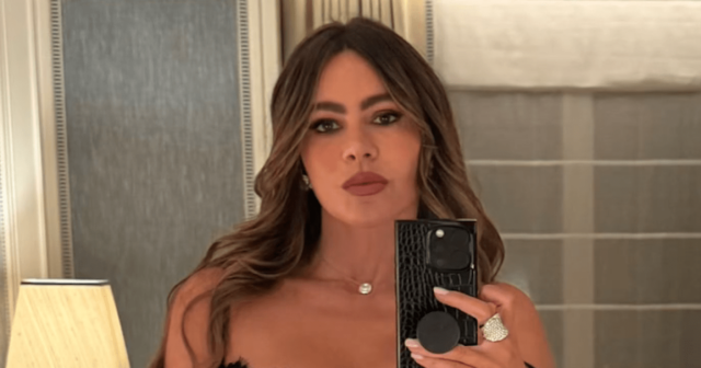 Sofia Vergara präsentiert sich für einen sexy Abend in transparenten Dessous

