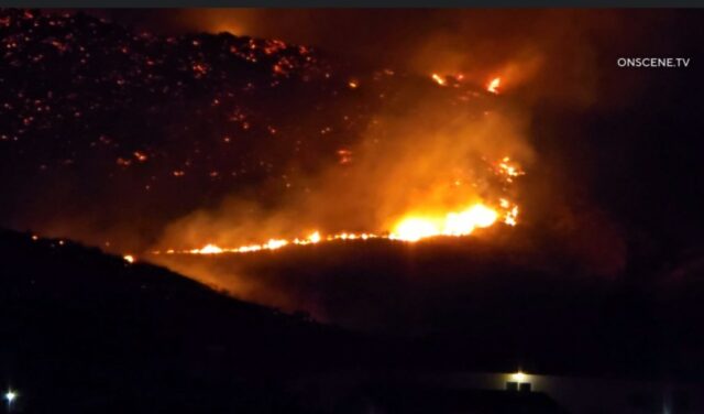 Windgepeitschtes Soto-Feuer bedroht Häuser in Südkalifornien

