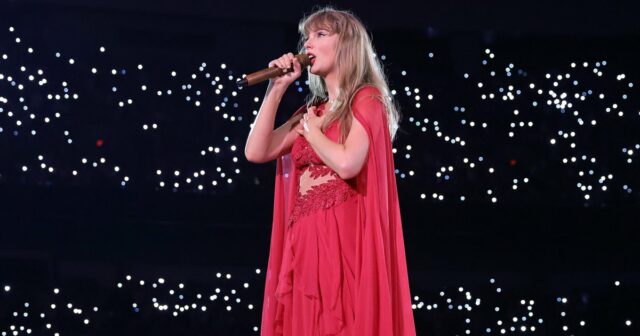 Taylor Swift verabschiedet sich mit ihren eigenen Texten von „Eras Tour“.

