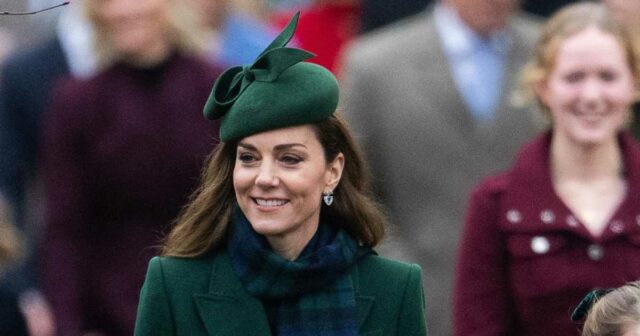 Sehen Sie sich Fotos von Kate Middleton, Royals, beim Gottesdienst am Weihnachtstag an

