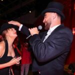 Travis Kelce überreicht Taylor Swift auf der „Eras“-Party liebevoll den „22“-Hut