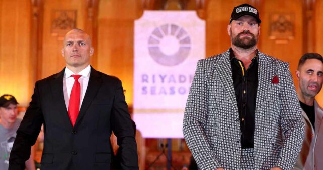 Tyson Fury verlässt den Ring, nachdem Oleksandr Usyk das Match gewonnen hat

