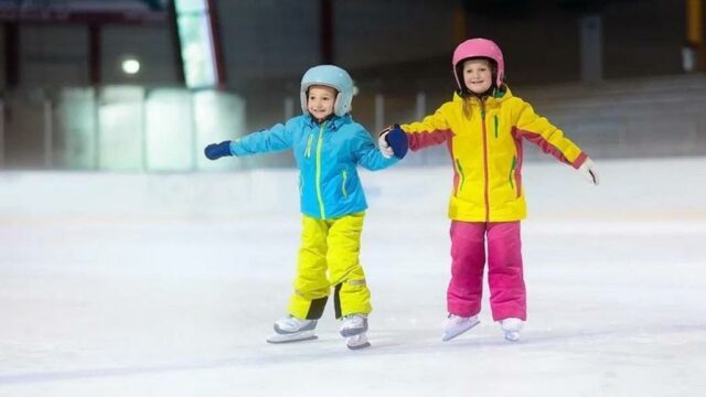 Die besten Schlittschuhe, die Kindern helfen, die Eisbahn zu meistern

