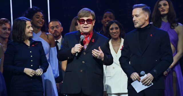 Elton John erzählt, dass er während eines Musicals sein Augenlicht verloren hat und die Bühne nicht sehen kann

