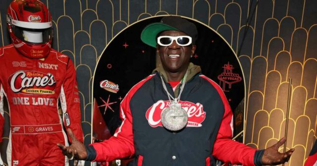 Flavor Flav sagt, NBC habe ihn aus der Umkleidekabine der Backstreet Boys geworfen

