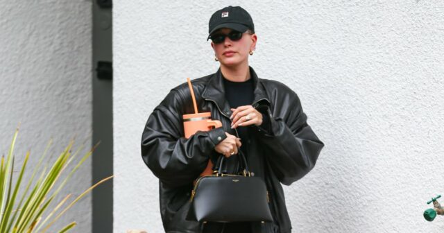 Hailey Biebers cooler Rich-Mom-Bomber-Look kostet nur 28 $!

