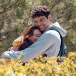 Der Trailer zur zweiten Staffel von „XO, Kitty“ zeigt die Rückkehr des To-All-The-Boys-Frauenschwarms Peter Kavinsky