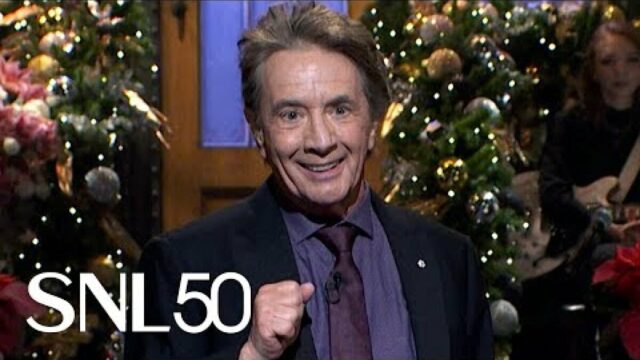 Martin Short bringt in seinem SNL-Musikmonolog Weihnachtsstimmung (und Braten).

