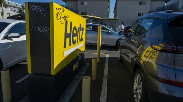 Hertz versucht, seine Elektroautos an Mieter zu verkaufen

