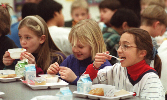 Über 2 Milliarden Mahlzeiten pro Jahr: Eine kurze Geschichte des Schulfrühstücksprogramms

