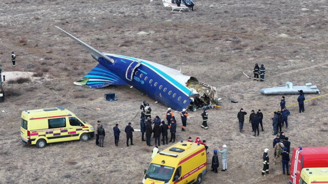 Video: Passagierflugzeug stürzt in Kasachstan bei Notlandung ab

