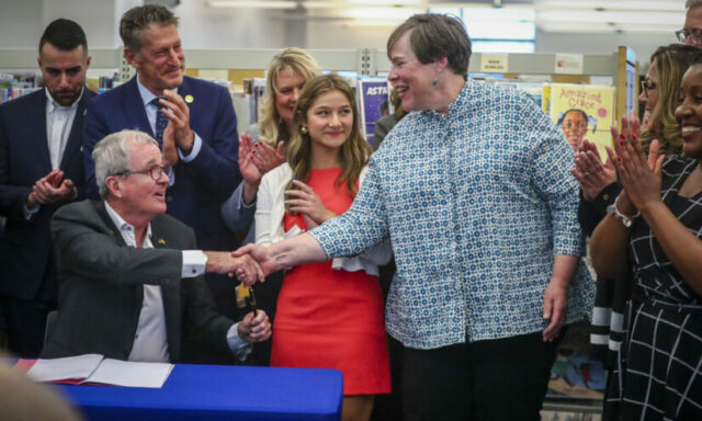 Gouverneur von New Jersey unterzeichnet neues Gesetz zur Begrenzung von Buchverboten und zum Schutz von Bibliothekaren

