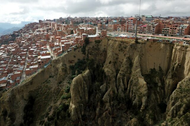 Schamanen weigern sich, prekäre Hütten auf den Klippen in Bolivien zu verlassen

