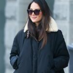 Olivia Munns bauschige Winter-Bomberjacke kostet 3.400 US-Dollar – aber wir haben ein ähnliches Modell für 54 US-Dollar gefunden!