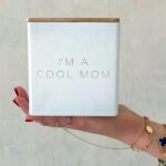 Diese „I’m a Cool Mom“-Kerze ist das Geschenk, das sich jede reiche Mutter heimlich wünscht