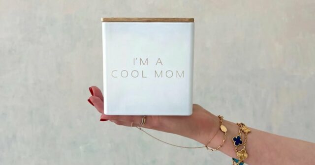 Diese „I’m a Cool Mom“-Kerze ist das Geschenk, das sich jede reiche Mutter heimlich wünscht

